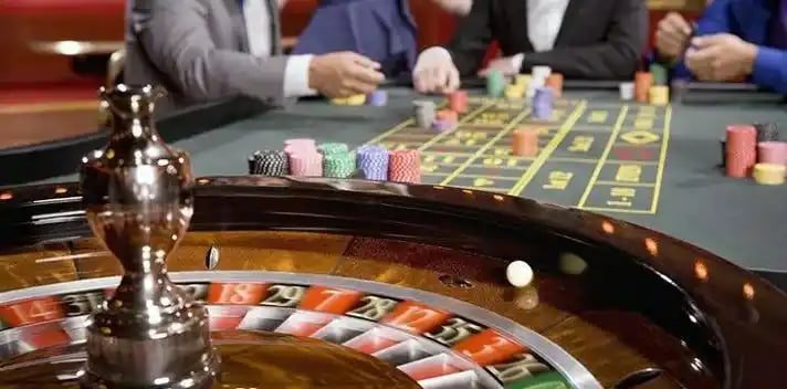 free scatter live casino streaming table with live dealer baccarat game visible on screen for Philippines players